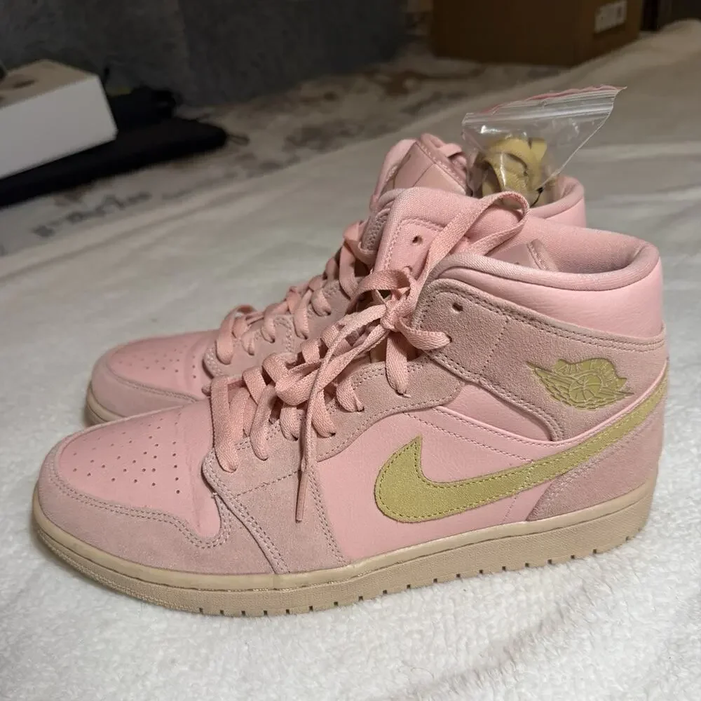 Jordan Air Jordan 1 Mid SE Coral Stardust/Club Gold Leather Sneaker 852542-600